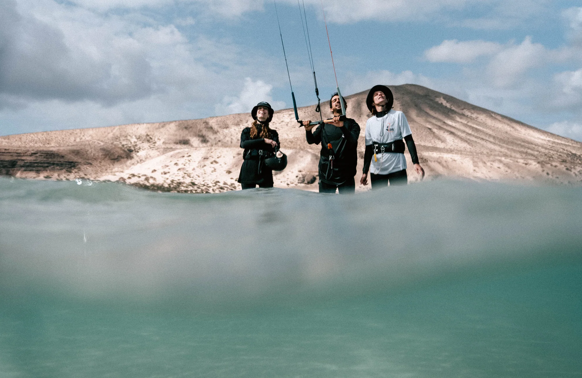 Magicwaters Kiter neben einem Katamaran vor Sardinien